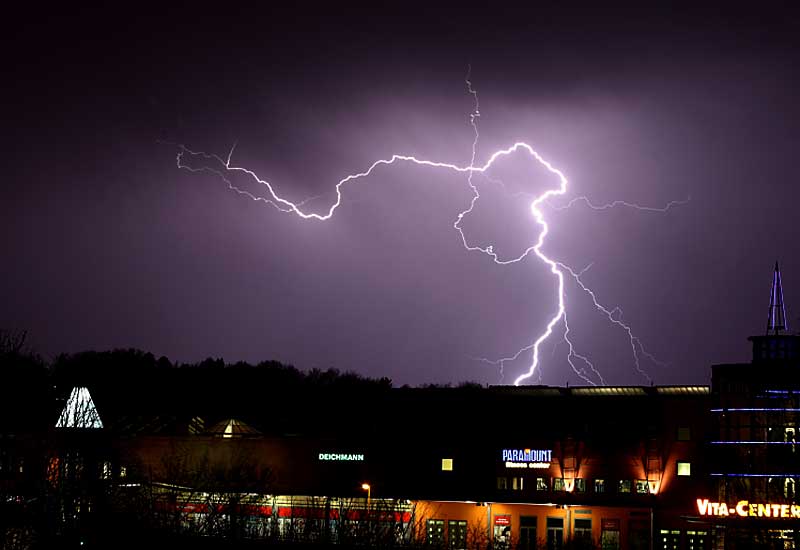 Abendstimmung hinter dem Chemnitzer Hauptbahnhof, Spiel mit Licht und Schatten im Fotokurs.