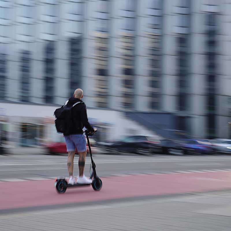 Ein Rollerfahrer in der Chemnitzer City mit Bewegungsunschärfe fotografiert.