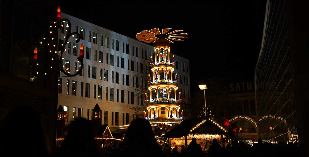 Stimmung auf dem Chemnitzer Weihnachtsmarkt mit großer Pyramiede.