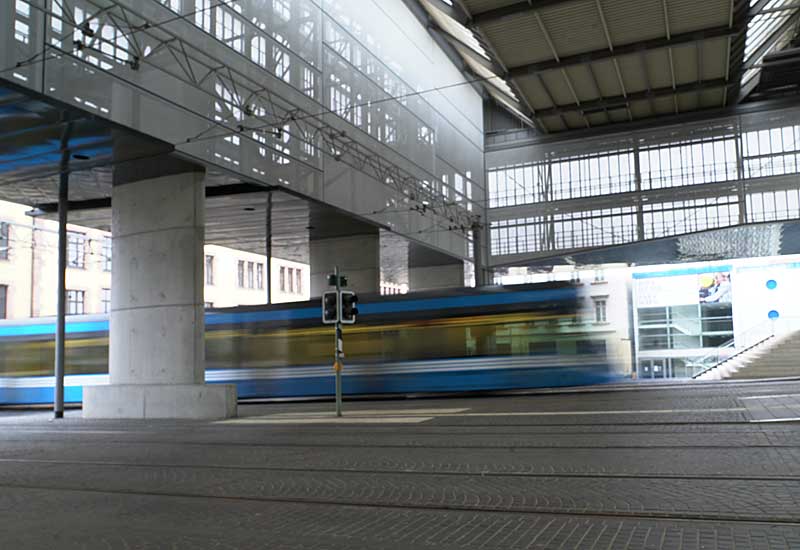 Eine Straßenbahn fährt aus dem Chemnitzer Hbf aus mit Bewergungsunschärfe.
