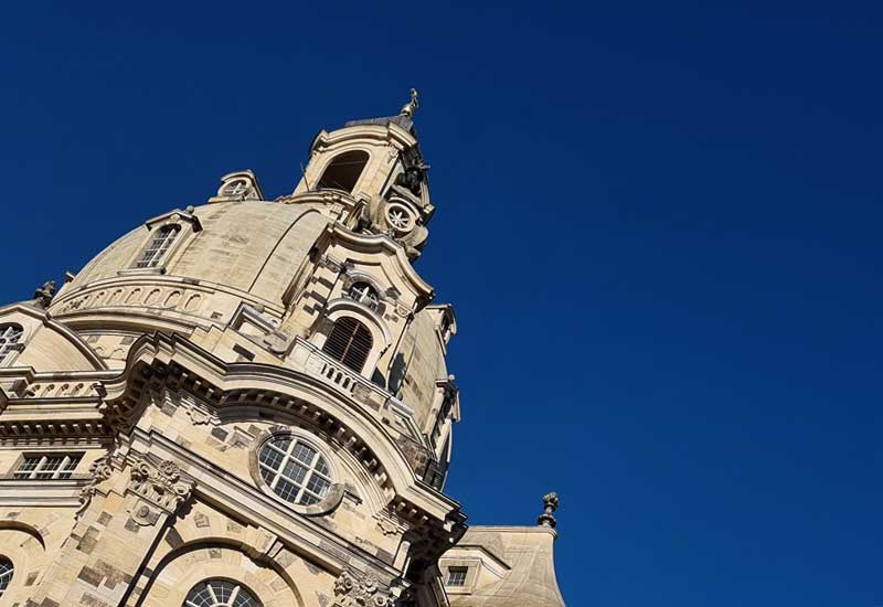 Der Turm der Dresdner Frauenkirche bei Sonnenschein am späten Nachmittag fotografiert.