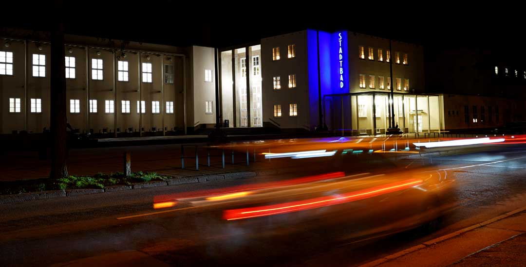 Fahrende Autos mit lange Belichtungszeit vor dem abendlichen Stadtbad fotografiert beim Fotokurs in Chemnitz