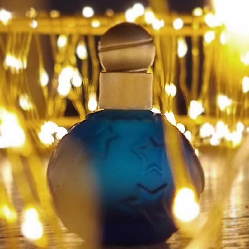 Weihnachtsstimmung Produktfoto Parfümflasche im Fotokurs fotografiert.