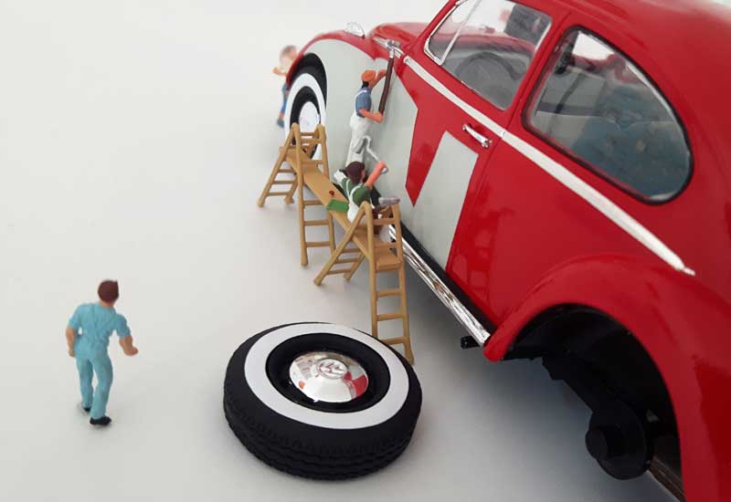 Modelbau mit Figuren und rotem Auto, ein Foto für die Modelbaumesse Magdeburg