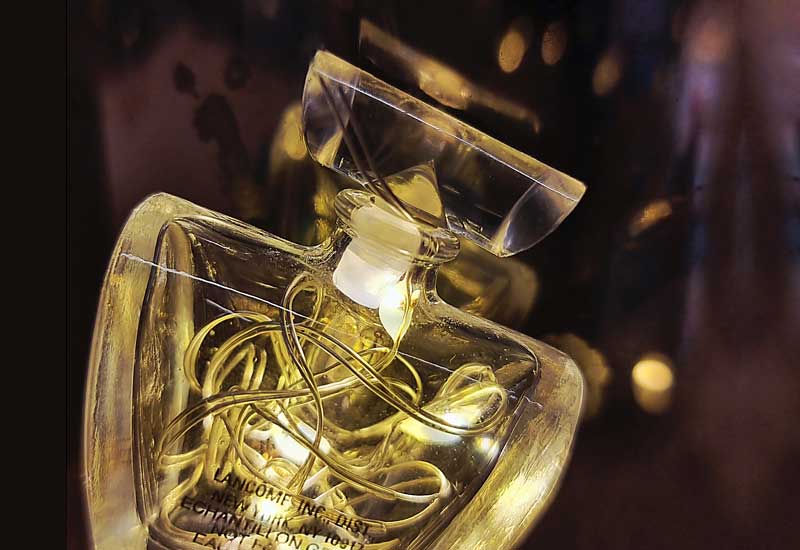 Eine Parfümflasche mit Lichtern und Spiegelungen im Handyfotokurs Chemnitz fotografiert.