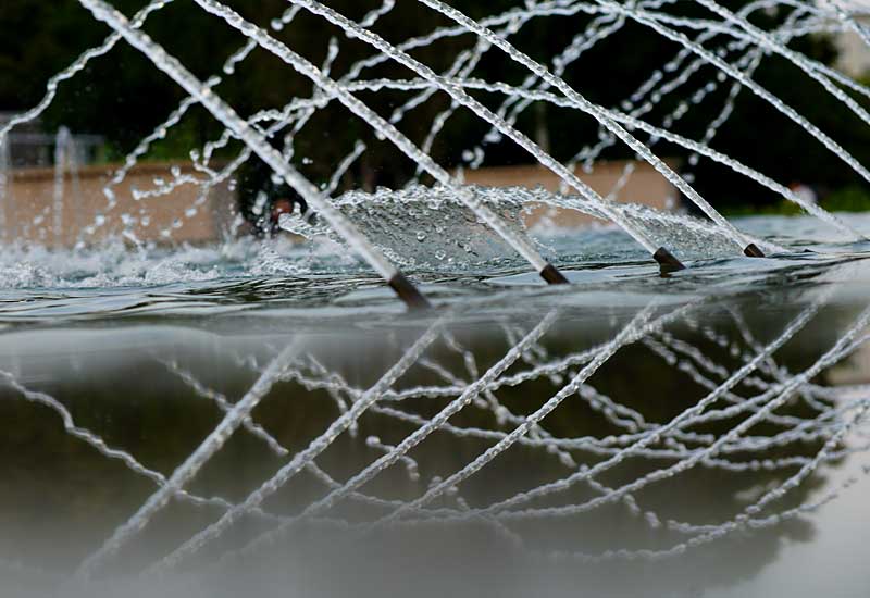 Springbrunnen mit Spiegelung am Stadthallen-Park Chemnitz