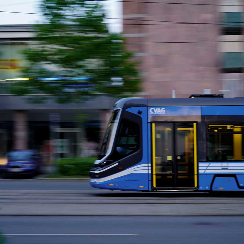 Chemnitzer Straßenbahn in Fahrt, fotografiert beim Fotokurs in Chemnitz.