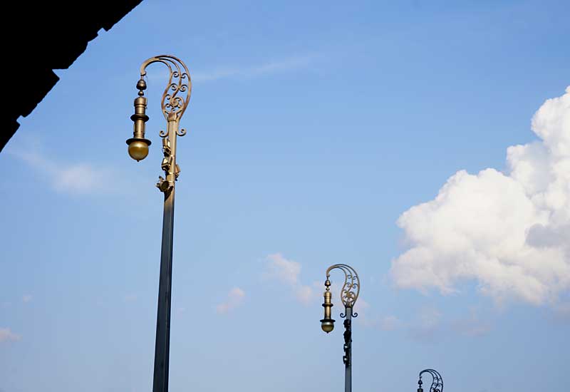 Blick auf die Laternen am Theaterplatz in Chemnitz.