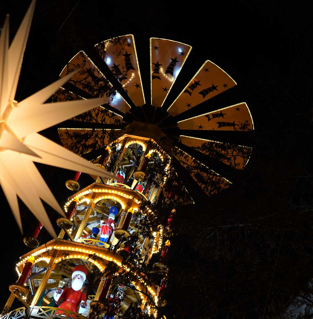 Eine Pyramide schmückt jeden Weihnachtsmarkt