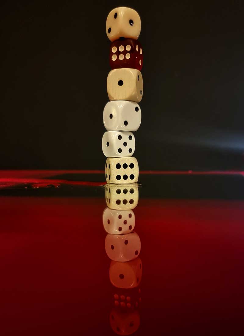 Ein Würfelturm mit Spiegelung im Wasser fotografiert im Handyfotokurs Chemnitz.