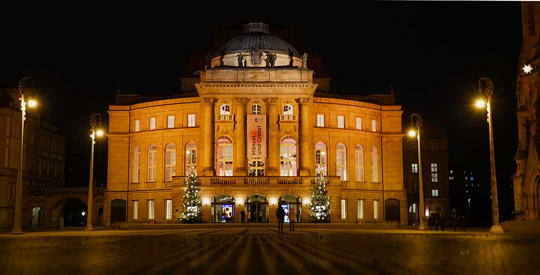 Der Theaterplatz im weihnachtlichem Lichterglanz zum Fotokurs im Dezember in Chemnitz